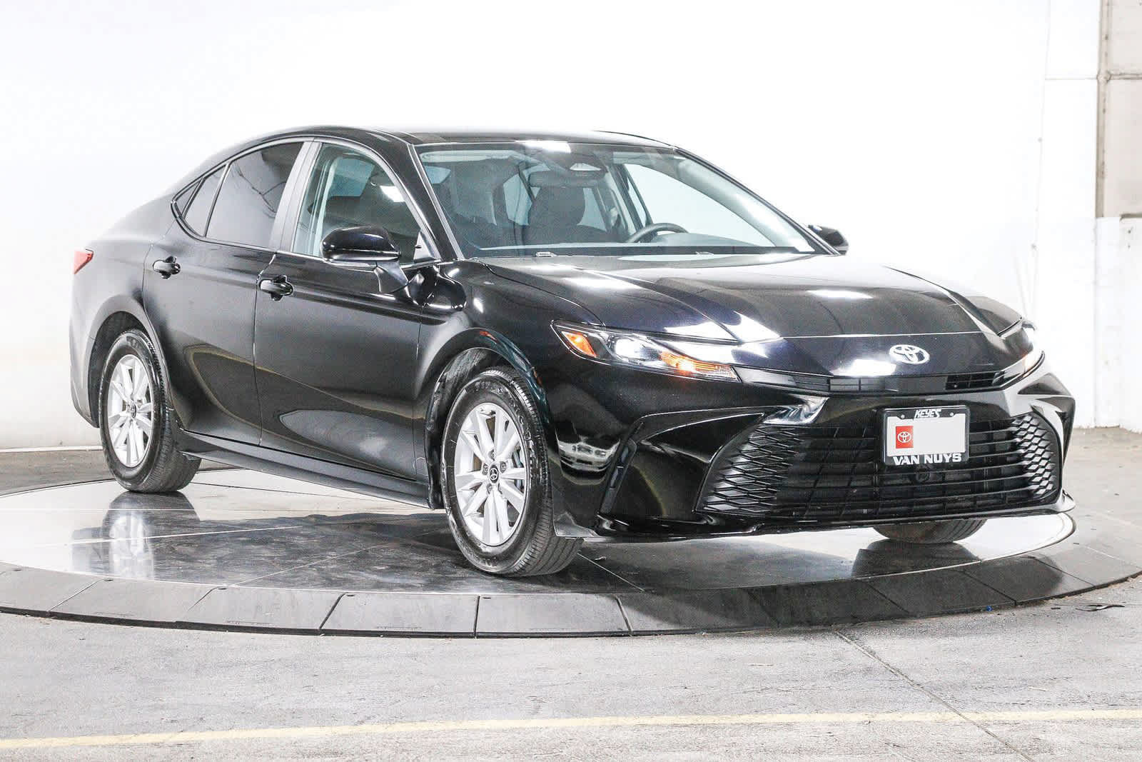 Used 2025 Toyota Camry LE FWD image 3