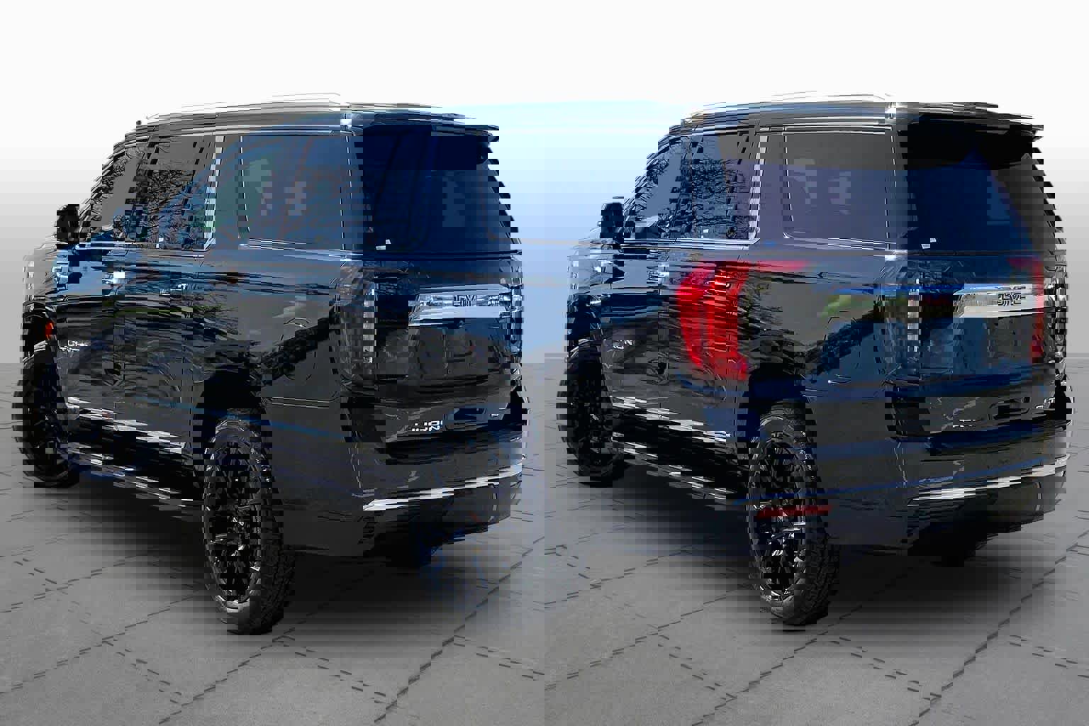 Used 2023 GMC Yukon XL SLT w/ SLT Premium Package image 11