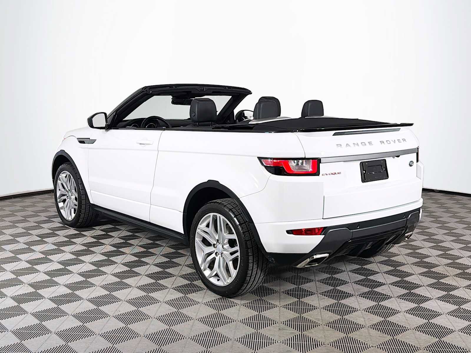 Used 2017 Land Rover Range Rover Evoque SE Dynamic image 36