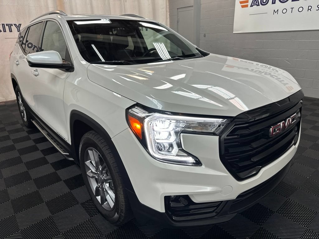 Used 2022 GMC Terrain SLT AWD/4WD image 2