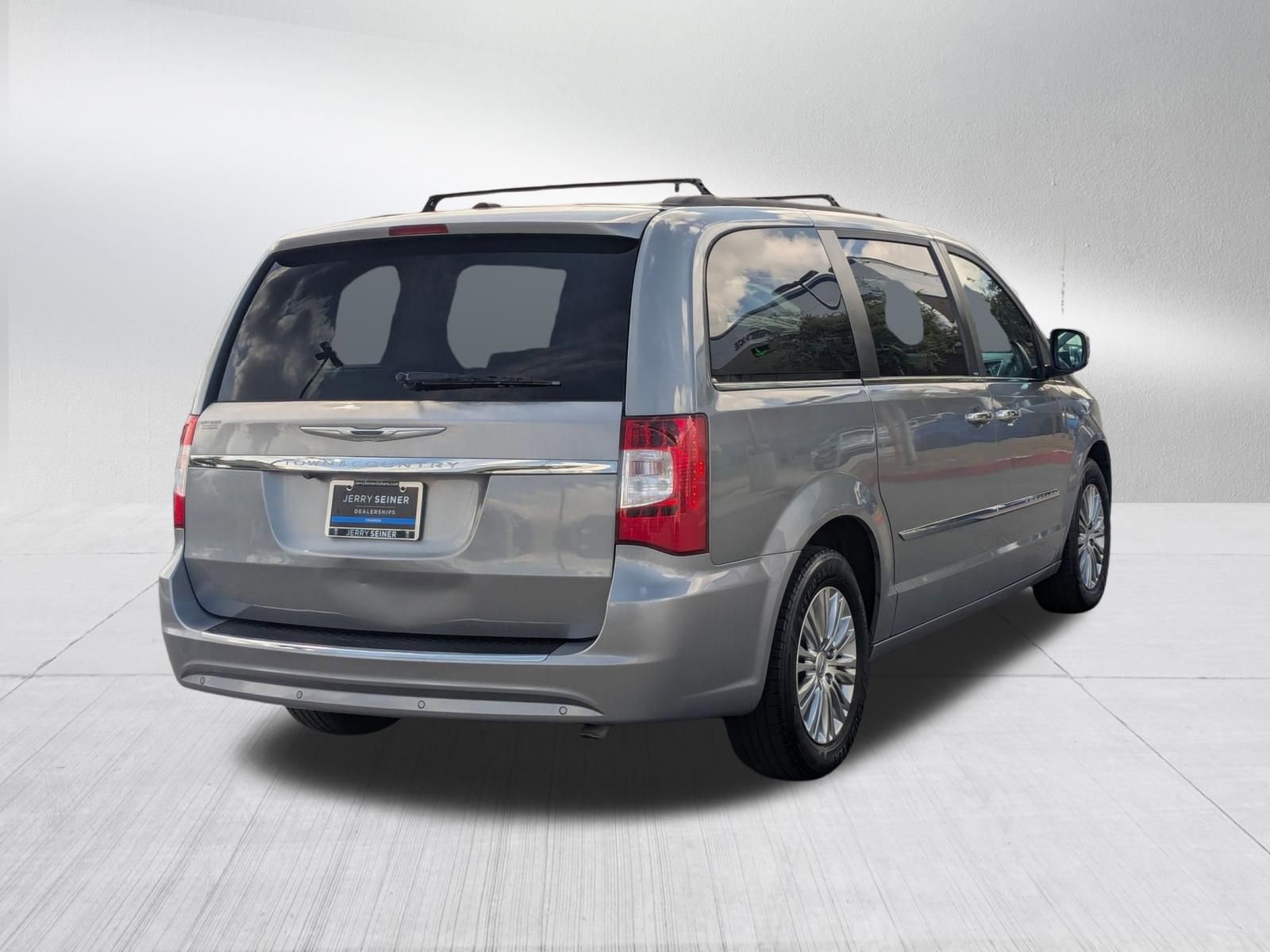 Used 2014 Chrysler Town & Country Touring-L w/ Driver Convenience Group FWD image 5
