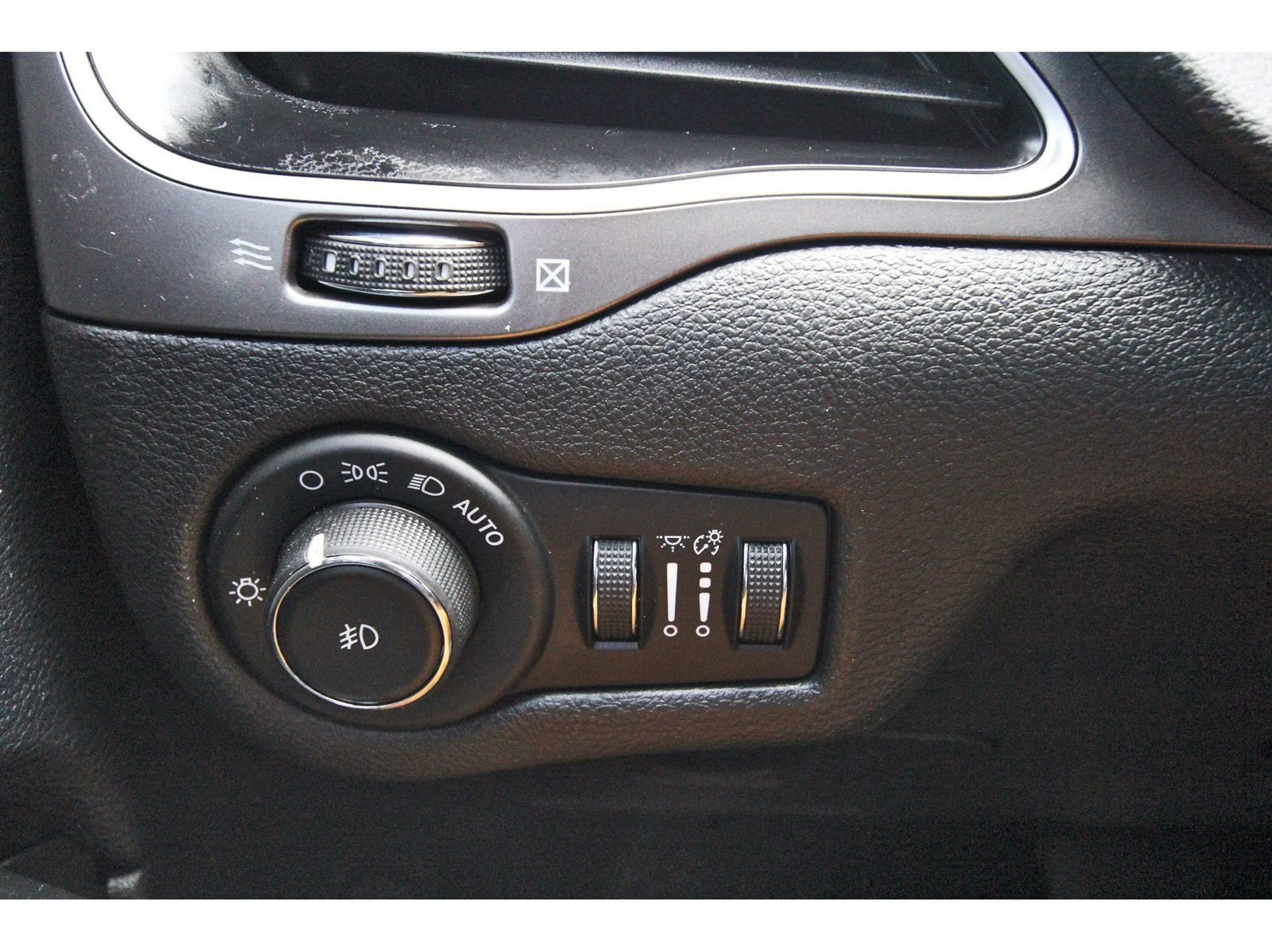 Used 2019 Jeep Cherokee Latitude Plus FWD image 18