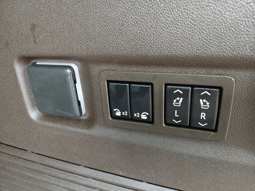 Used 2022 Chevrolet Suburban Z71 w/ Luxury Package image 29