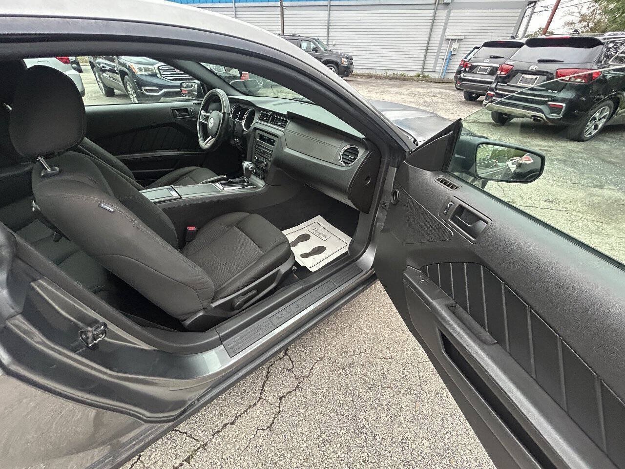 Used 2010 Ford Mustang Coupe RWD image 8