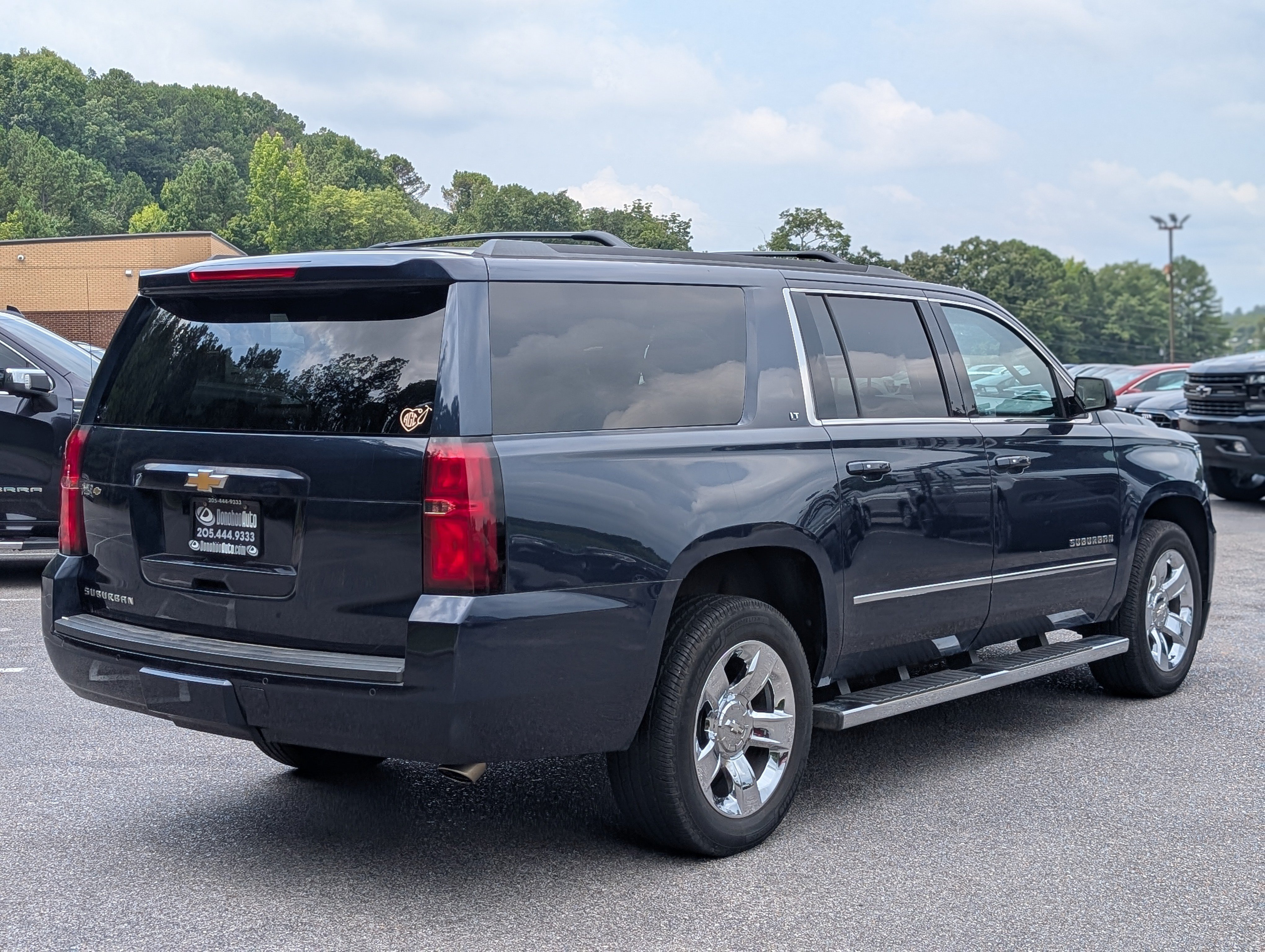 Used 2018 Chevrolet Suburban LT w/ LT Signature Package RWD image 9