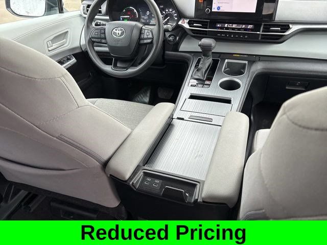 Used 2025 Toyota Sienna LE FWD image 32