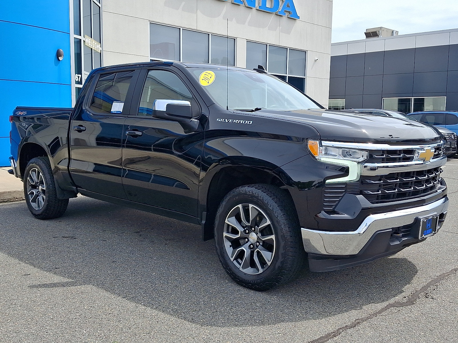 Used 2023 Chevrolet Silverado 1500 LT AWD/4WD image 3
