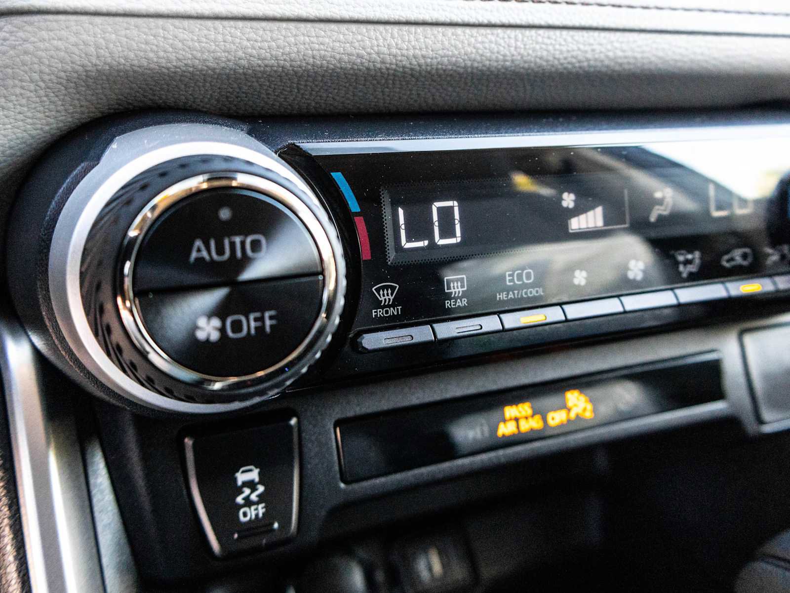 Used 2025 Toyota RAV4 XLE w/ Convenience Package image 33