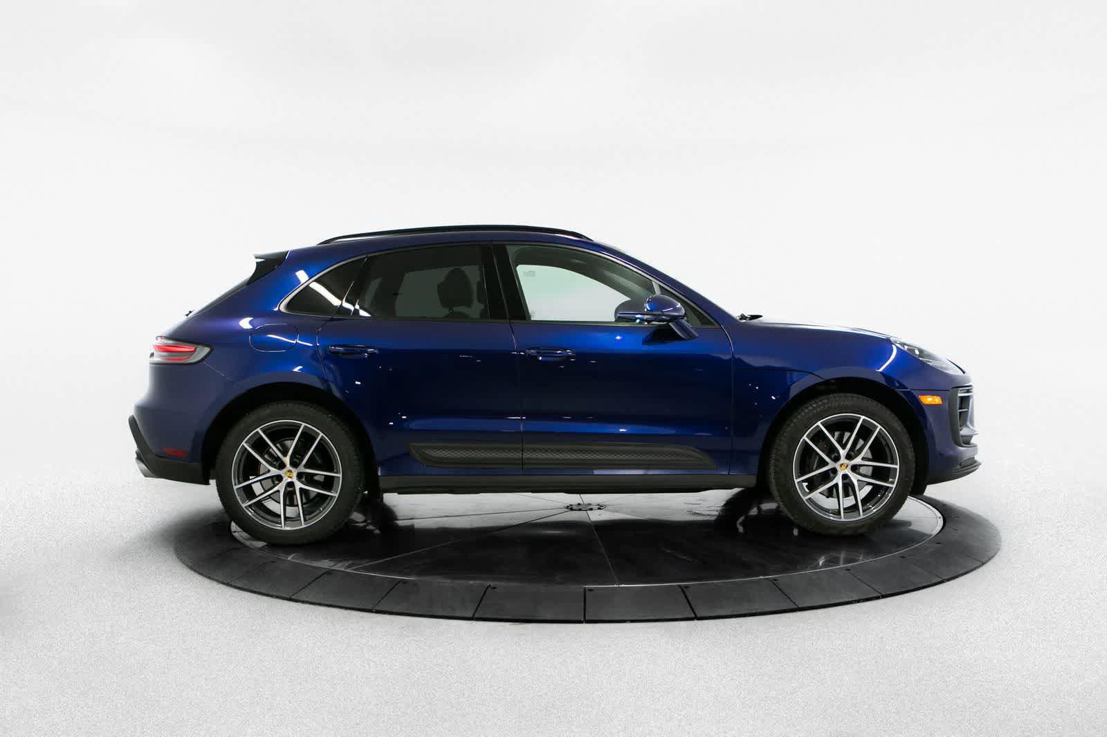 Certified 2024 Porsche Macan AWD/4WD image 8