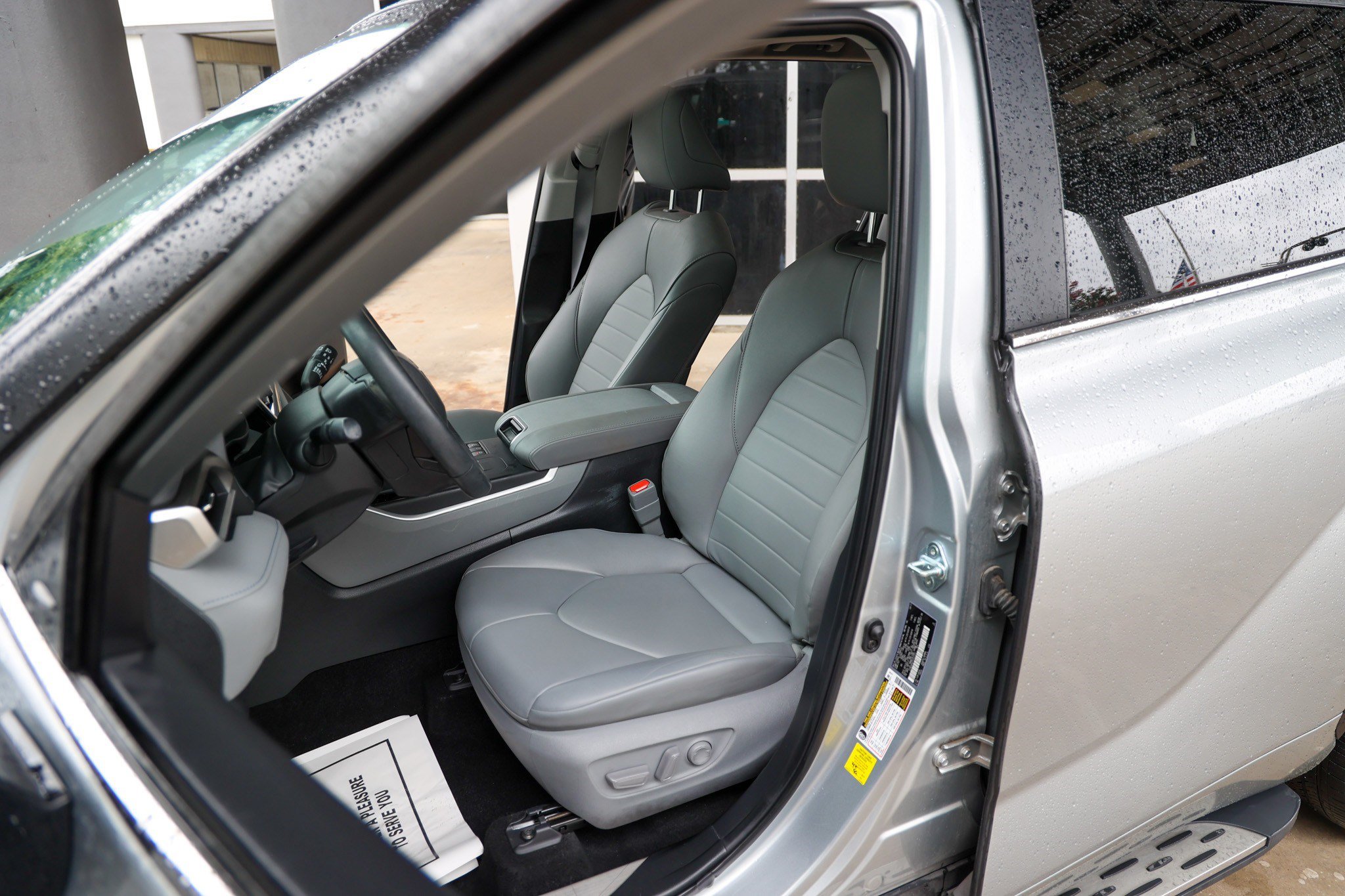 Used 2023 Toyota Highlander XLE FWD image 33