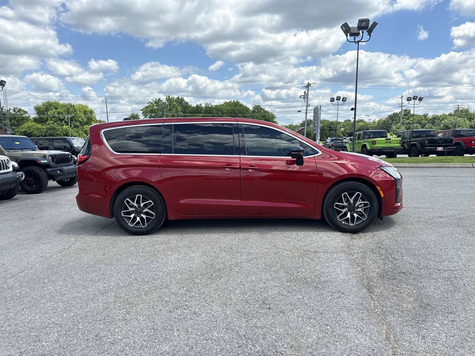 New 2027 Chrysler Pacifica Limited FWD image 4