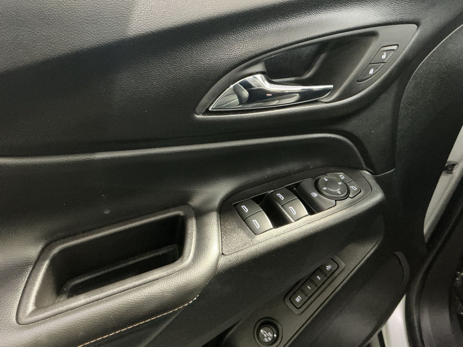 Used 2018 Chevrolet Equinox Premier AWD/4WD image 16