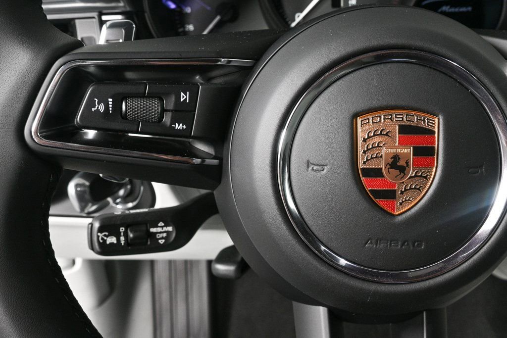 Certified 2025 Porsche Macan image 9