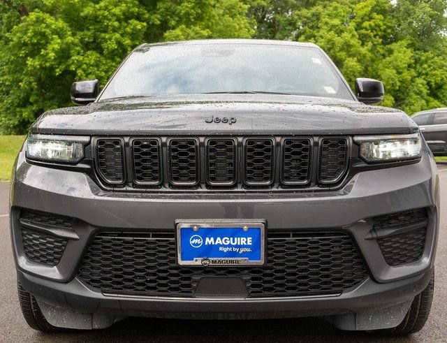 Used 2024 Jeep Grand Cherokee Altitude AWD/4WD image 3