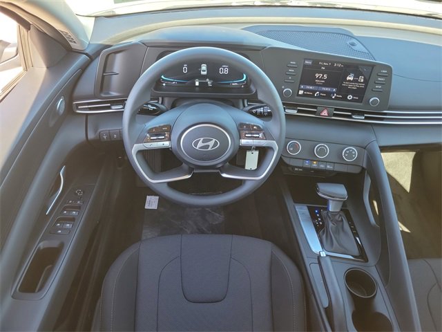 New 2025 Hyundai Elantra SE image 7