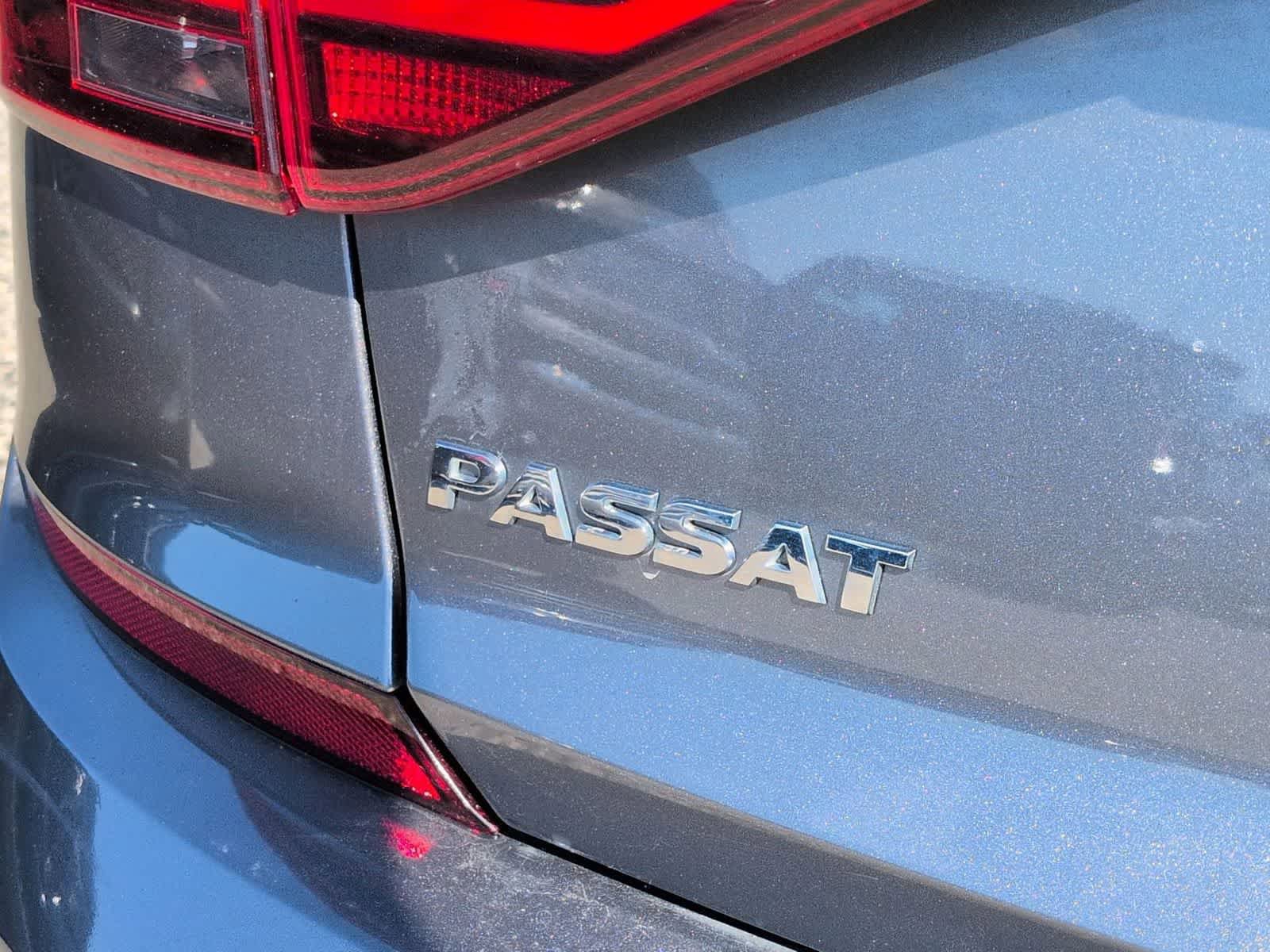 Used 2018 Volkswagen Passat 2.0T R-Line w/ R-Line Lighting Package FWD image 13
