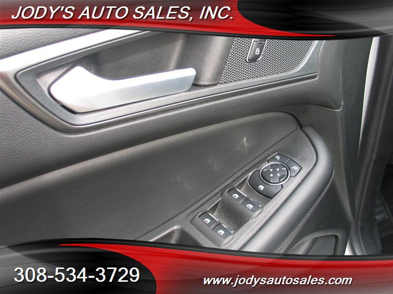 Used 2024 Ford Edge SE w/ Black Appearance Package image 6