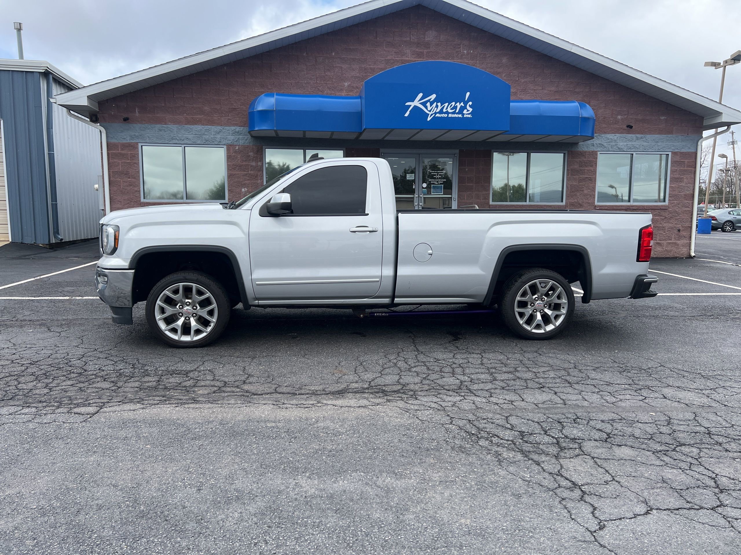 Used 2018 GMC Sierra 1500 SLE w/ SLE Preferred Package image 3