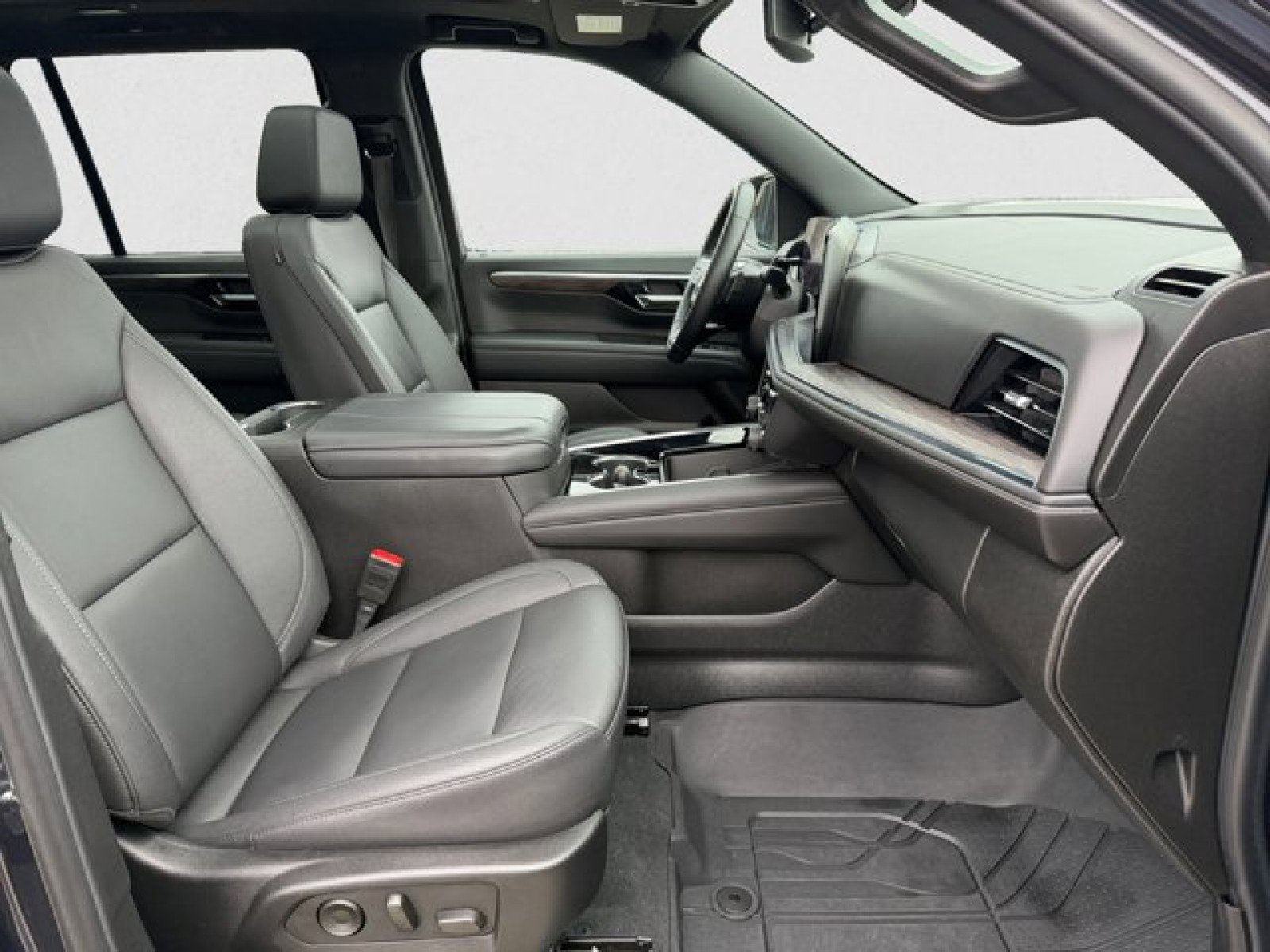 Used 2025 Chevrolet Tahoe Z71 w/ Comfort Package image 21