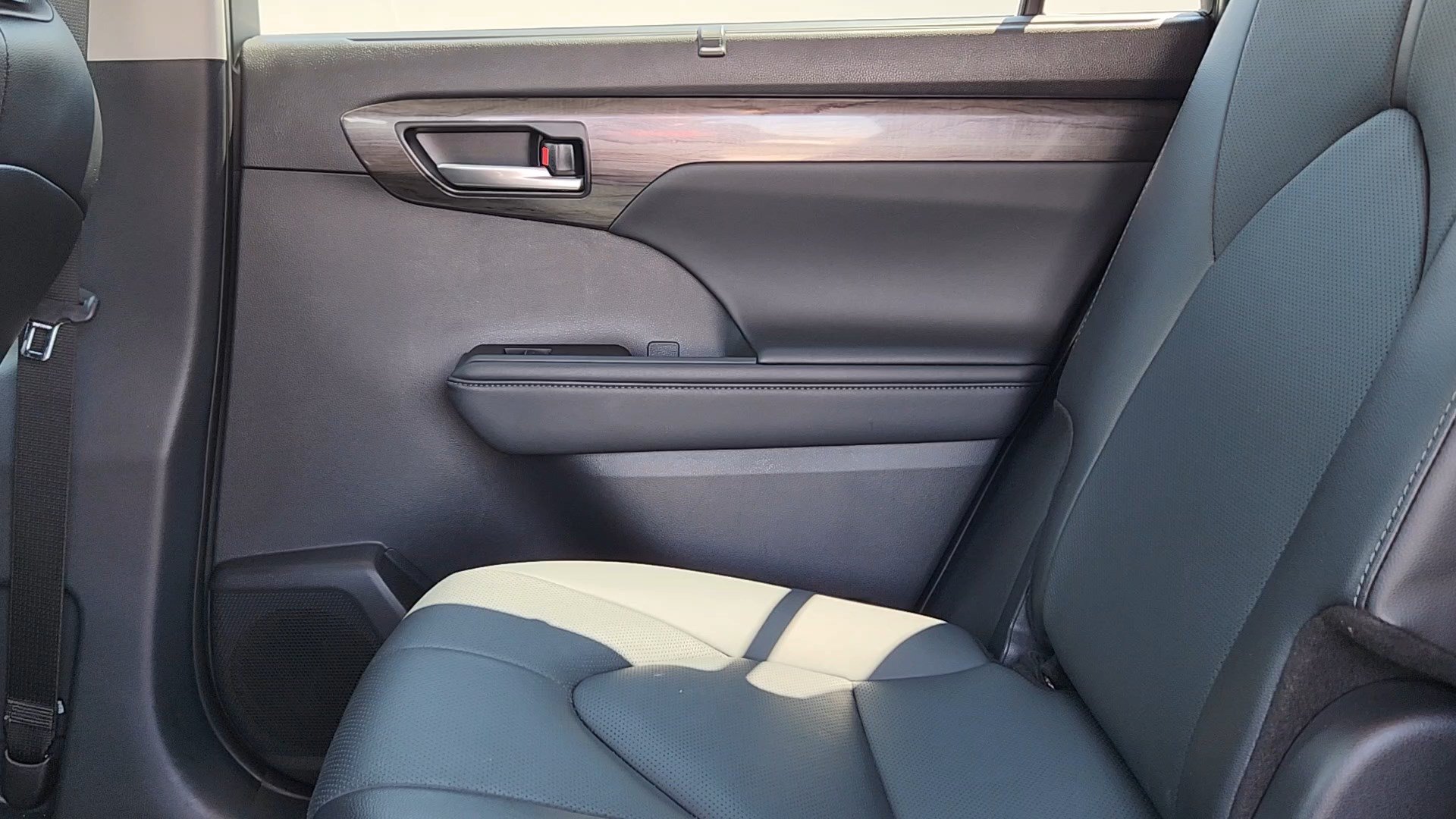 Used 2025 Toyota Highlander Limited AWD/4WD image 16
