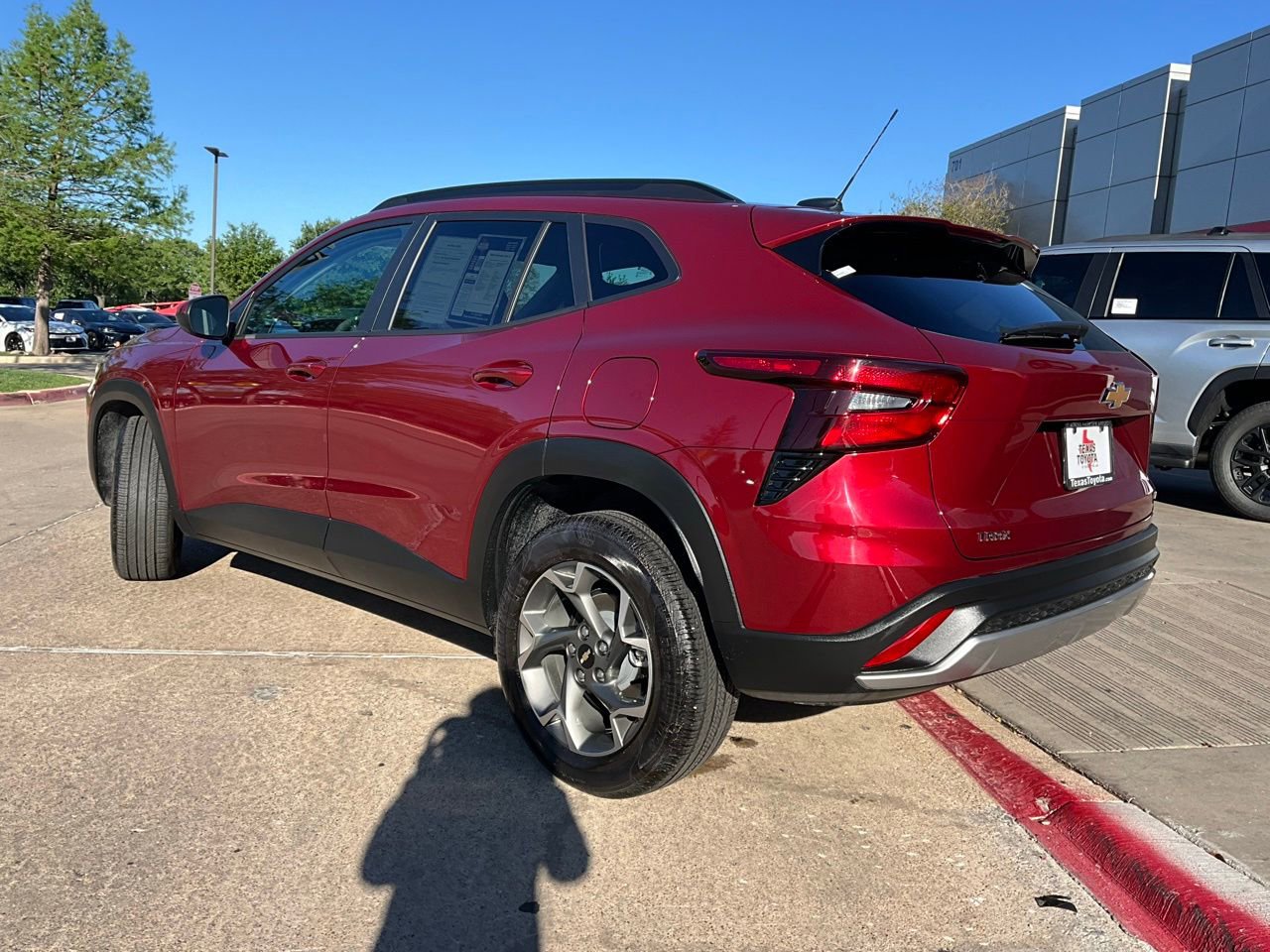 Used 2025 Chevrolet Trax LT FWD image 8