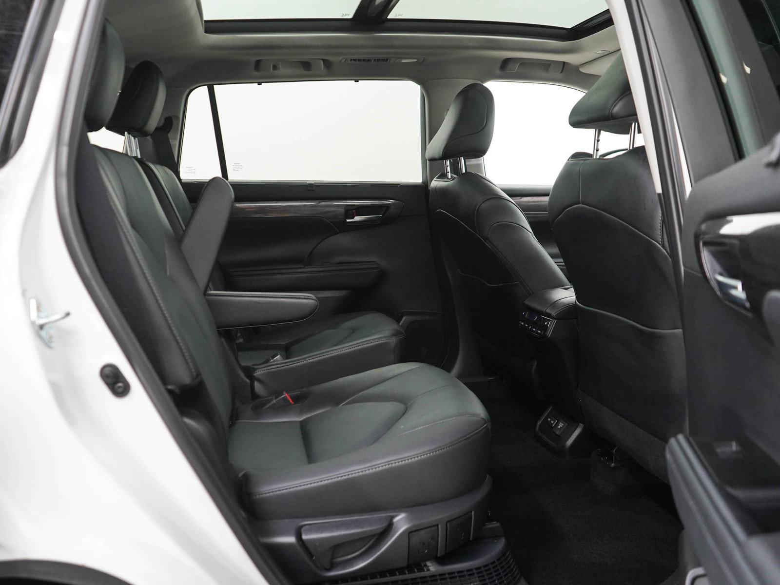 Used 2025 Toyota Highlander Platinum AWD/4WD image 12