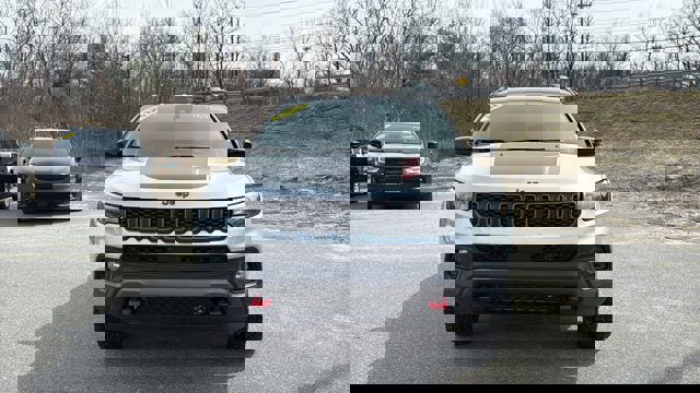 Used 2025 Jeep Compass Trailhawk w/ Trailhawk Convenience Group AWD/4WD image 3