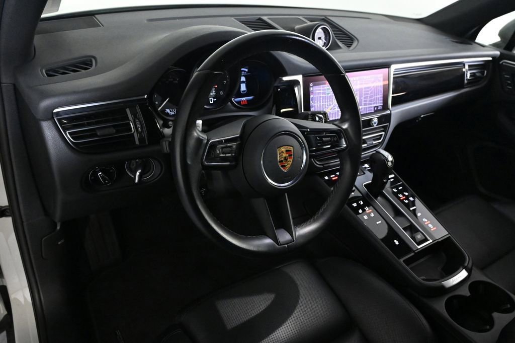 Certified 2023 Porsche Macan AWD/4WD image 4
