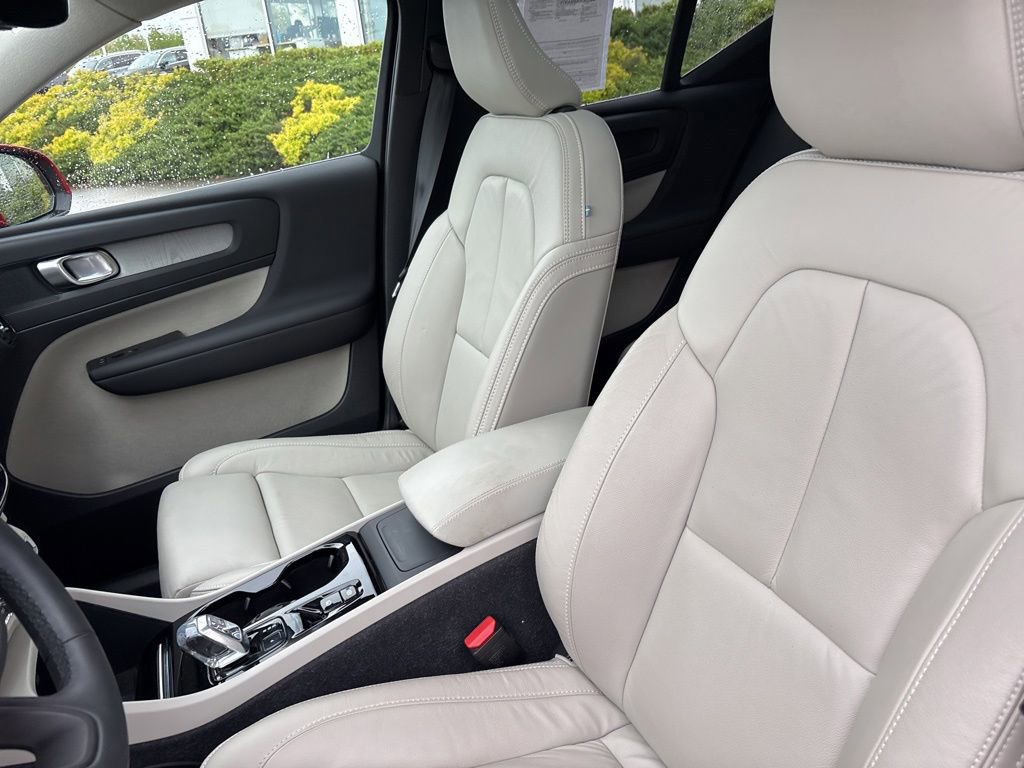 Used 2023 Volvo XC40 B5 Plus w/ Driver Assist Package AWD/4WD image 18