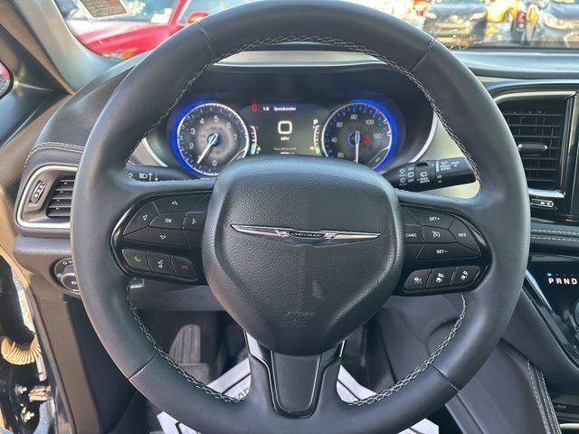 Used 2023 Chrysler Pacifica Limited w/ Uconnect Theater Family Group image 16