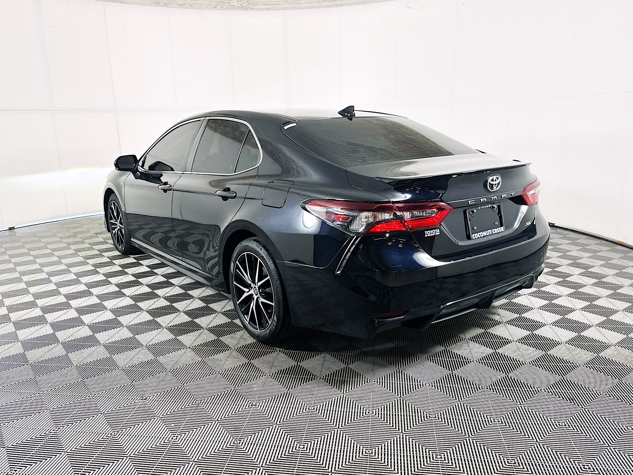 Used 2023 Toyota Camry SE w/ Cold Weather Package FWD image 5