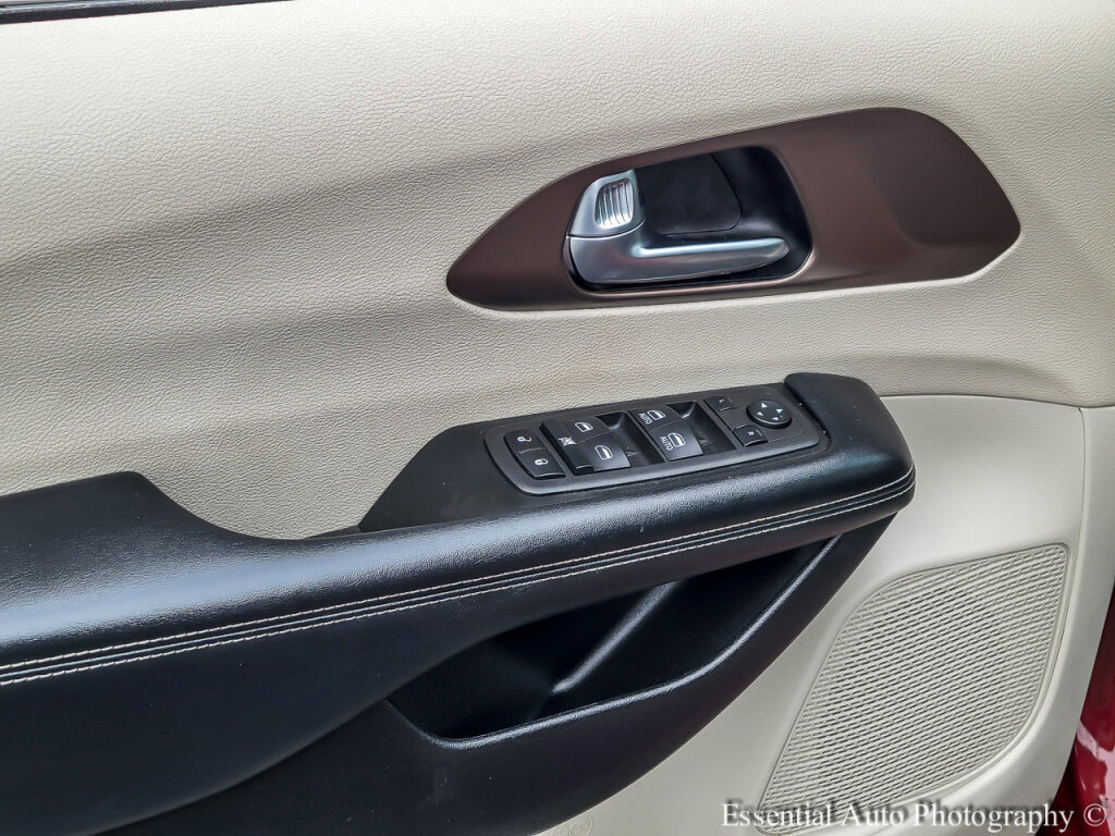 Used 2022 Chrysler Voyager LX image 17