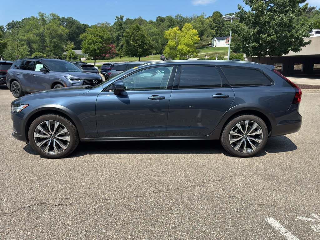 Certified 2025 Volvo V90 B6 Cross Country Plus AWD/4WD image 6