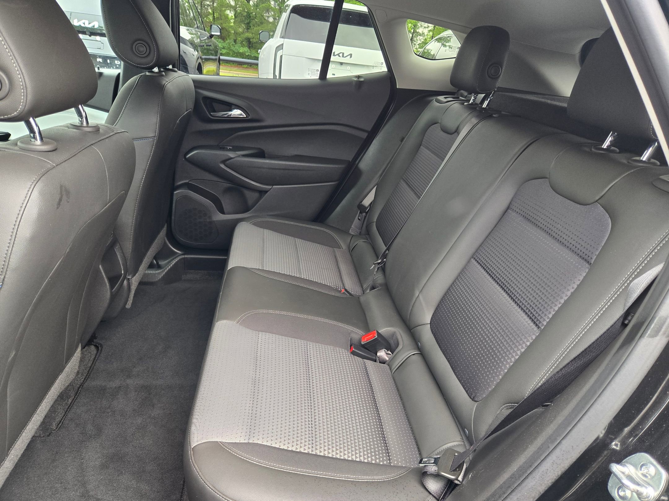 Used 2025 Chevrolet Trax LT w/ LT Convenience Package FWD image 31