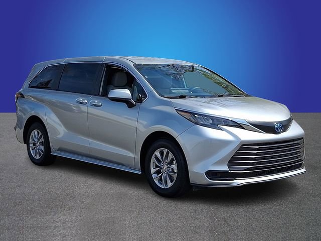 Used 2025 Toyota Sienna LE FWD image 3