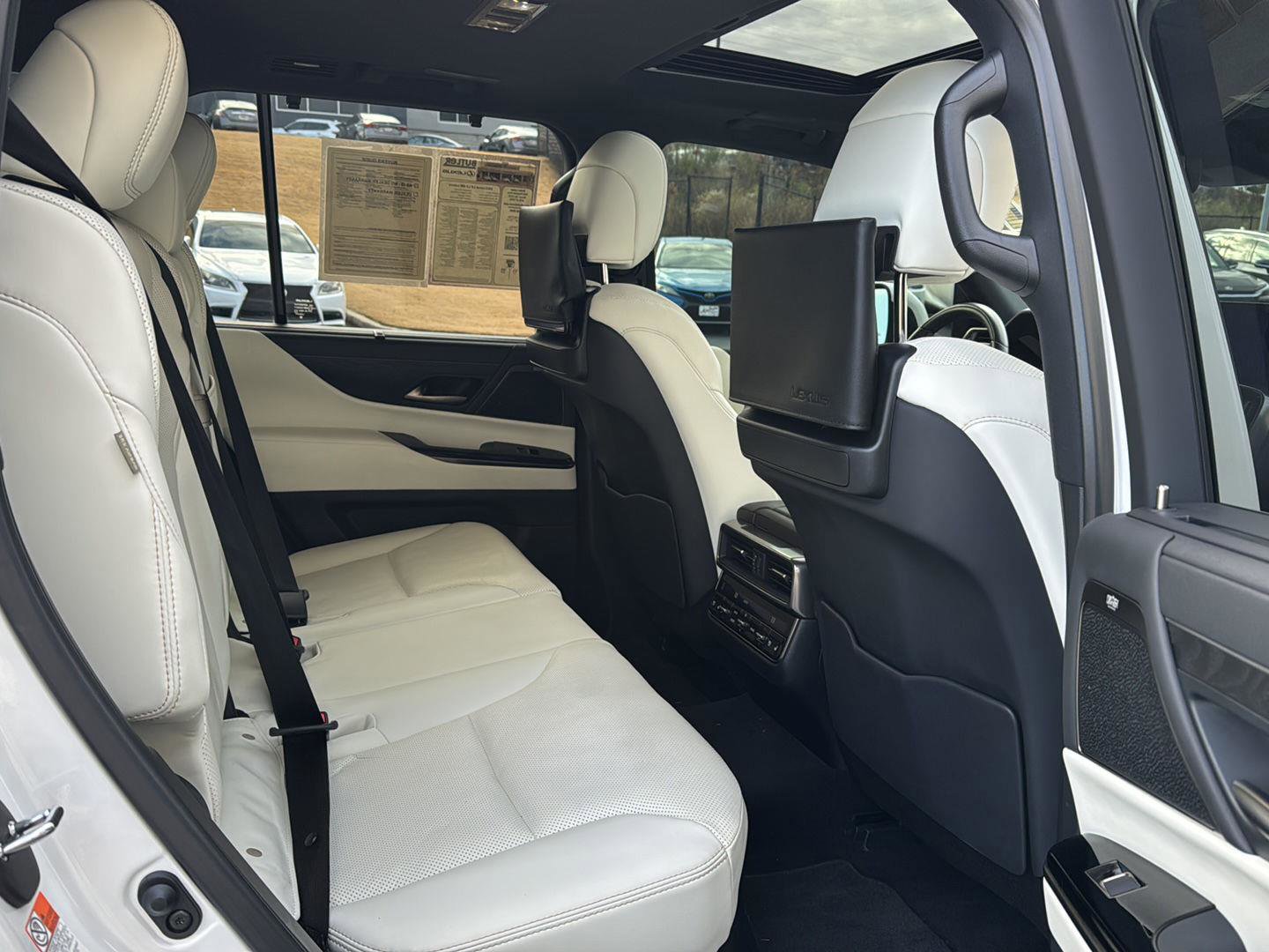 Used 2023 Lexus LX 600 4WD w/ Luxury Package image 11