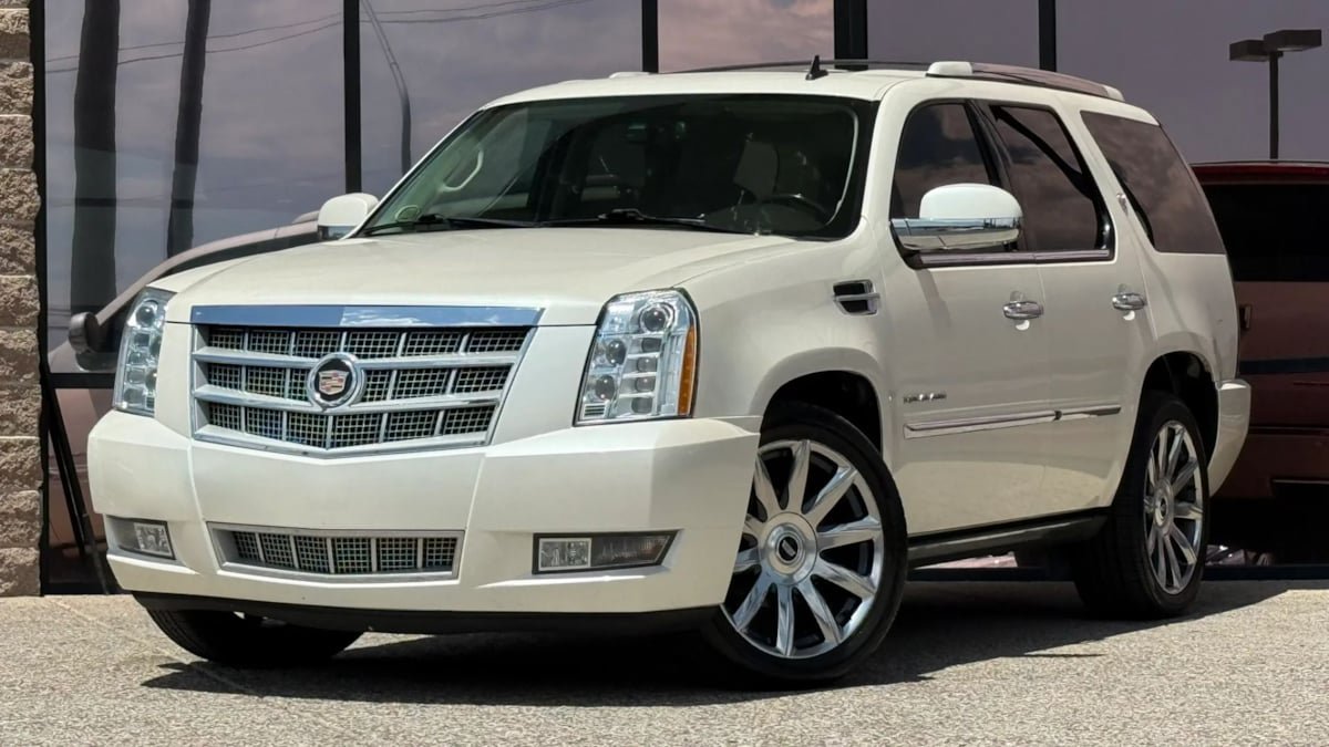 Used 2013 Cadillac Escalade Platinum AWD/4WD image 2