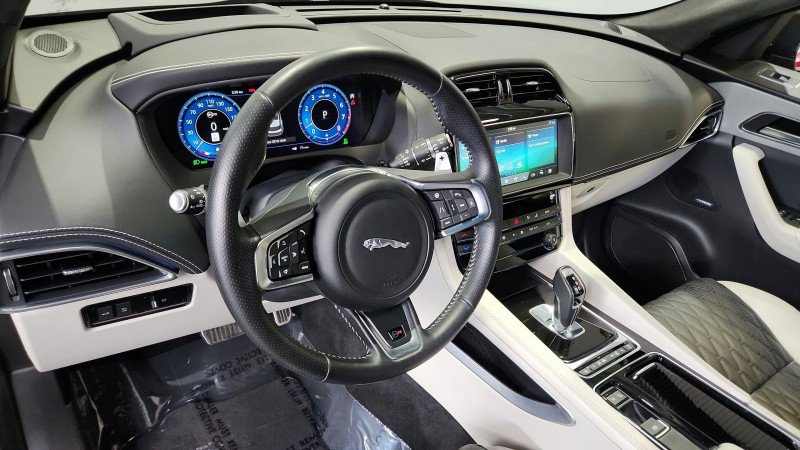 Used 2020 Jaguar F-PACE SVR image 17