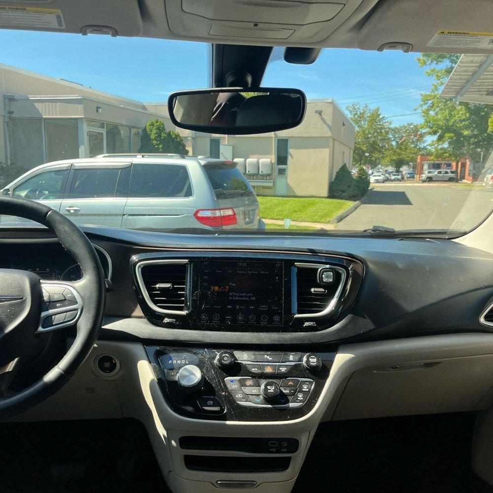 Used 2018 Chrysler Pacifica Touring-L w/ Premium Audio Group FWD image 7
