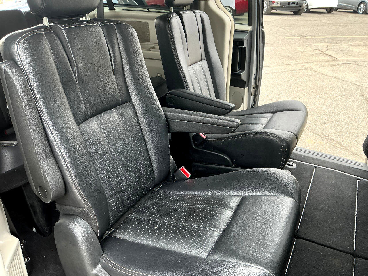 Used 2013 Chrysler Town & Country Touring-L w/ Driver Convenience Group image 11