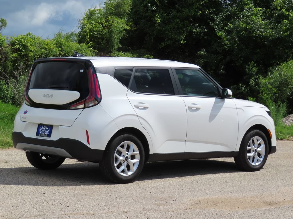 Certified 2025 Kia Soul LX w/ LX Technology Package FWD image 3