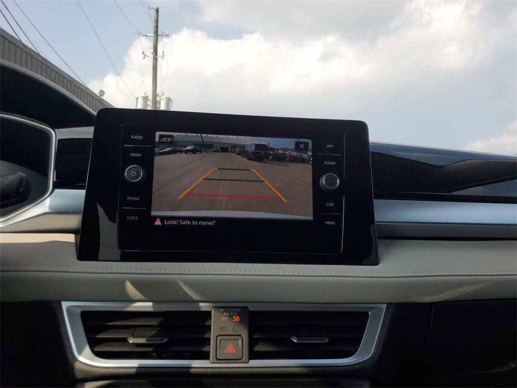 Used 2025 Volkswagen Taos SE image 17