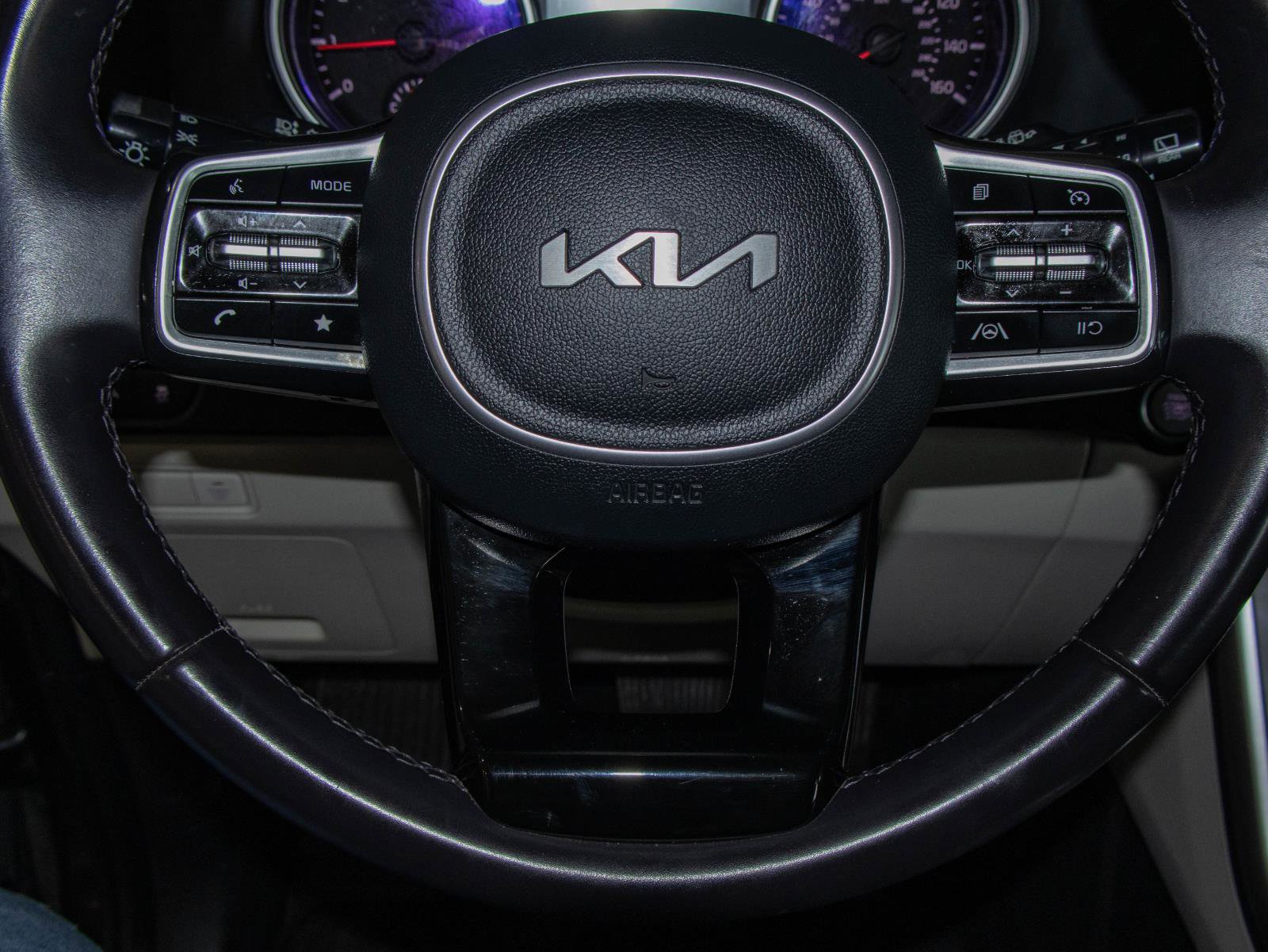 Used 2024 Kia Carnival LX image 11