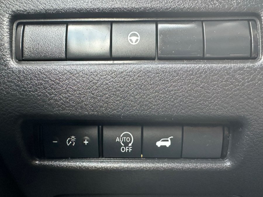 Used 2024 Nissan Rogue SV FWD image 8