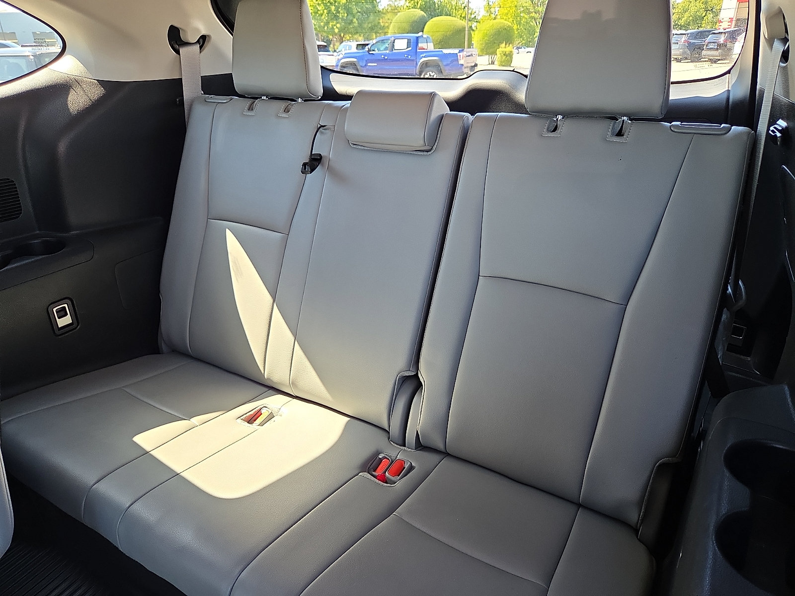 Used 2024 Toyota Highlander XLE AWD/4WD image 10