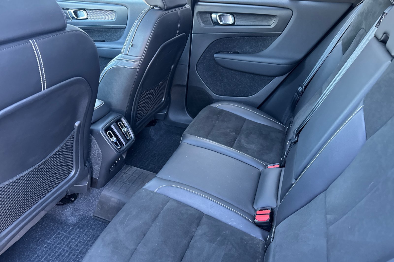 Used 2022 Volvo XC40 T5 R-Design w/ Advanced Package AWD/4WD image 12