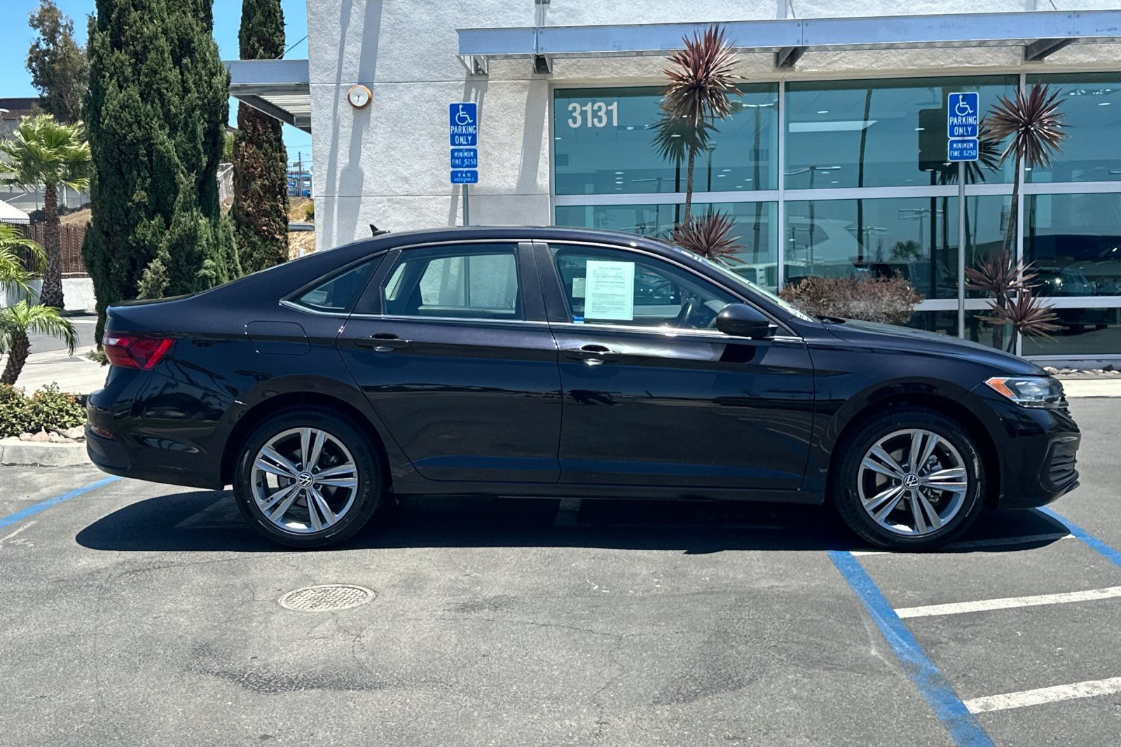 Used 2023 Volkswagen Jetta SE FWD image 4