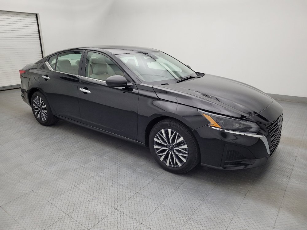 Used 2025 Nissan Altima 2.5 SV FWD image 11