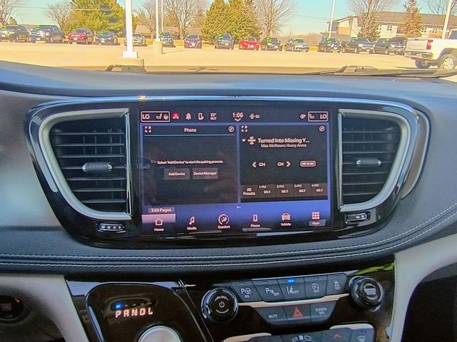 Used 2023 Chrysler Pacifica Touring-L image 28