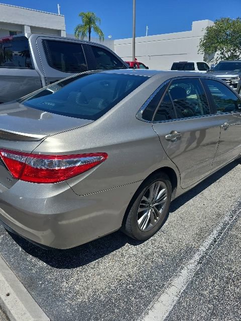Used 2015 Toyota Camry SE w/ Moonroof Package FWD image 2